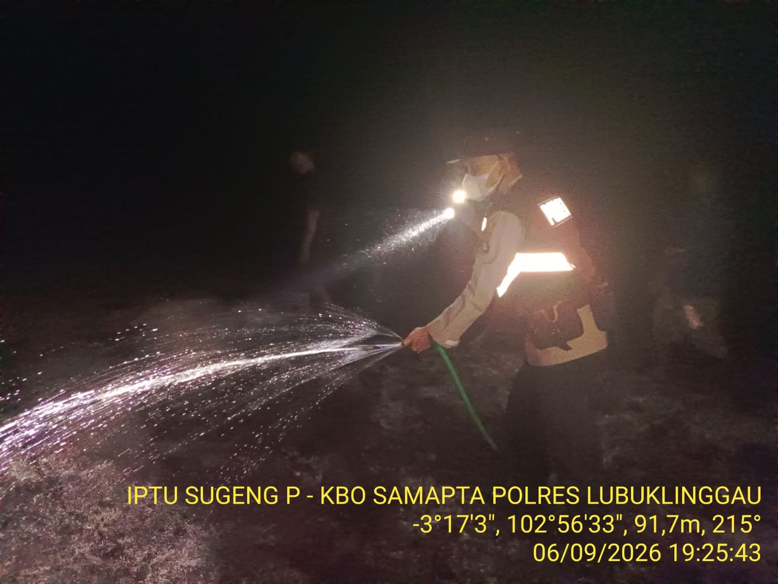 POLSEK LUBUK LINGGAU SELATAN 1,GERAK CEPAT MENINDAK LANJUTI ADANYA KEBAKARAN LAHAN SEMAK BELUKAR DI KELURAHAN AIR TEMAM.
