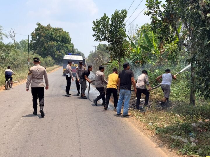 POLRES MUSI RAWAS GERAK CEPAT PADAMKAN KEBAKARAN LAHAN DI DESA TAMBAH ASRI