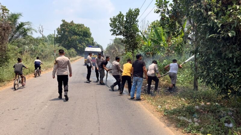 POLRES MUSI RAWAS GERAK CEPAT PADAMKAN KEBAKARAN LAHAN DI DESA TAMBAH ASRI