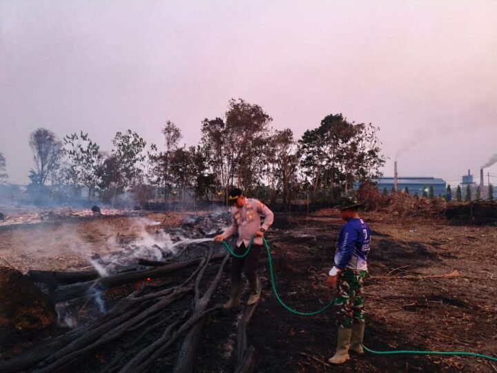 POLSEK MUARA KELINGI,TNI DAN PIHAK PERUSAHAAN BERJIBAKU PADAMKAN HOTSPOT DI DESA PETUNANG