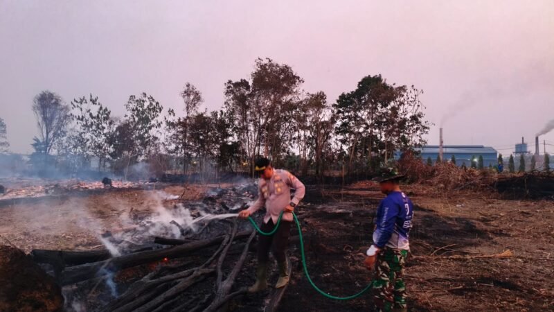 POLSEK MUARA KELINGI,TNI DAN PIHAK PERUSAHAAN BERJIBAKU PADAMKAN HOTSPOT DI DESA PETUNANG
