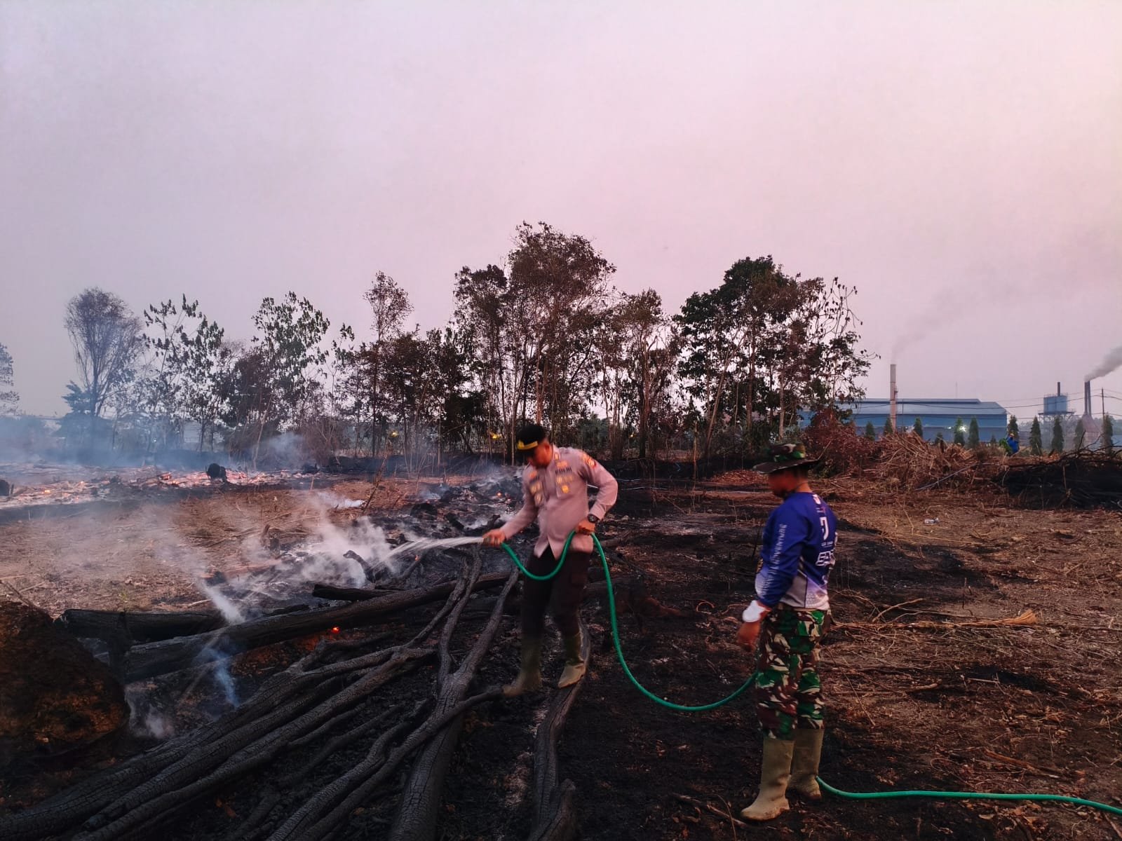 POLSEK MUARA KELINGI,TNI DAN PIHAK PERUSAHAAN BERJIBAKU PADAMKAN HOTSPOT DI DESA PETUNANG
