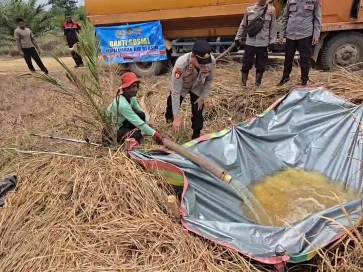 SUMBER AIR MENGERING,POLSEK BTS ULU DATANGKAN 15 RIBU LITER AIR UNTUK ANTISIPASI KARHUTLA
