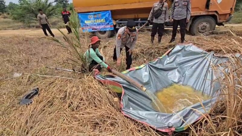 SUMBER AIR MENGERING,POLSEK BTS ULU DATANGKAN 15 RIBU LITER AIR UNTUK ANTISIPASI KARHUTLA