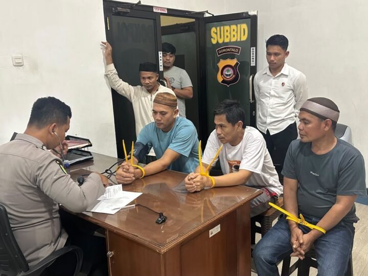 DITRESKRIMSUS POLDA GORONTALO LIMPAHKAN 4 TERSANGKA DAN BARANG BUKTI PERUSAKAN HUTAN KE KEJAKSAAN NEGERI POHUWATO