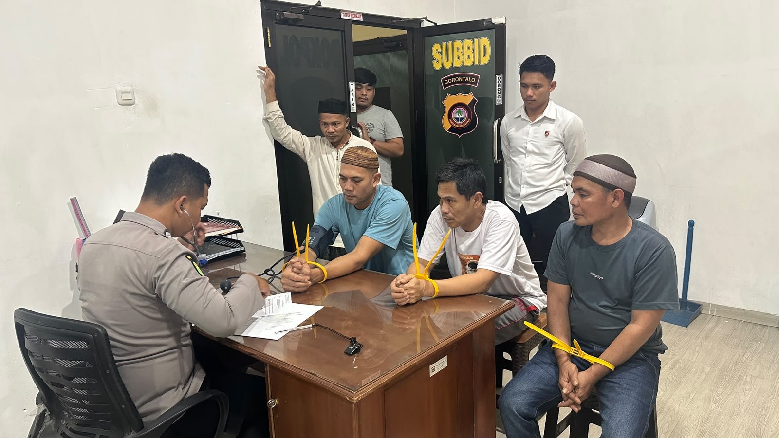 DITRESKRIMSUS POLDA GORONTALO LIMPAHKAN 4 TERSANGKA DAN BARANG BUKTI PERUSAKAN HUTAN KE KEJAKSAAN NEGERI POHUWATO