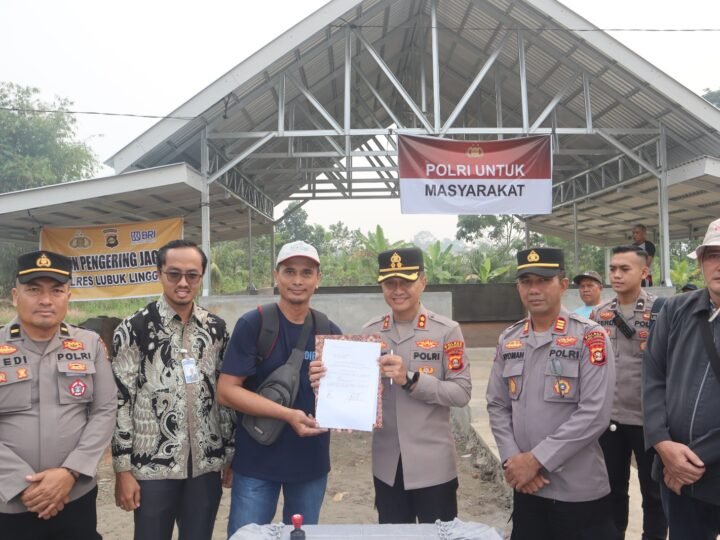 POLRES LUBUK LINGGAU BERSAMA JAJARAN PIMPINAN BRI,MENYERAH KAN ALAT MESIN PENGERING JAGUNG UNTUK KELOMPOK TANI MADANI DI KELURAHAN TABA PINGIN. 