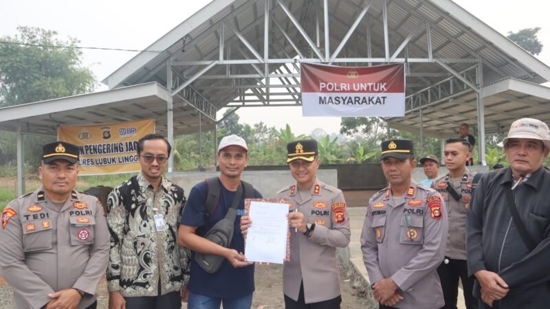 POLRES LUBUK LINGGAU BERSAMA JAJARAN PIMPINAN BRI,MENYERAH KAN ALAT MESIN PENGERING JAGUNG UNTUK KELOMPOK TANI MADANI DI KELURAHAN TABA PINGIN. 
