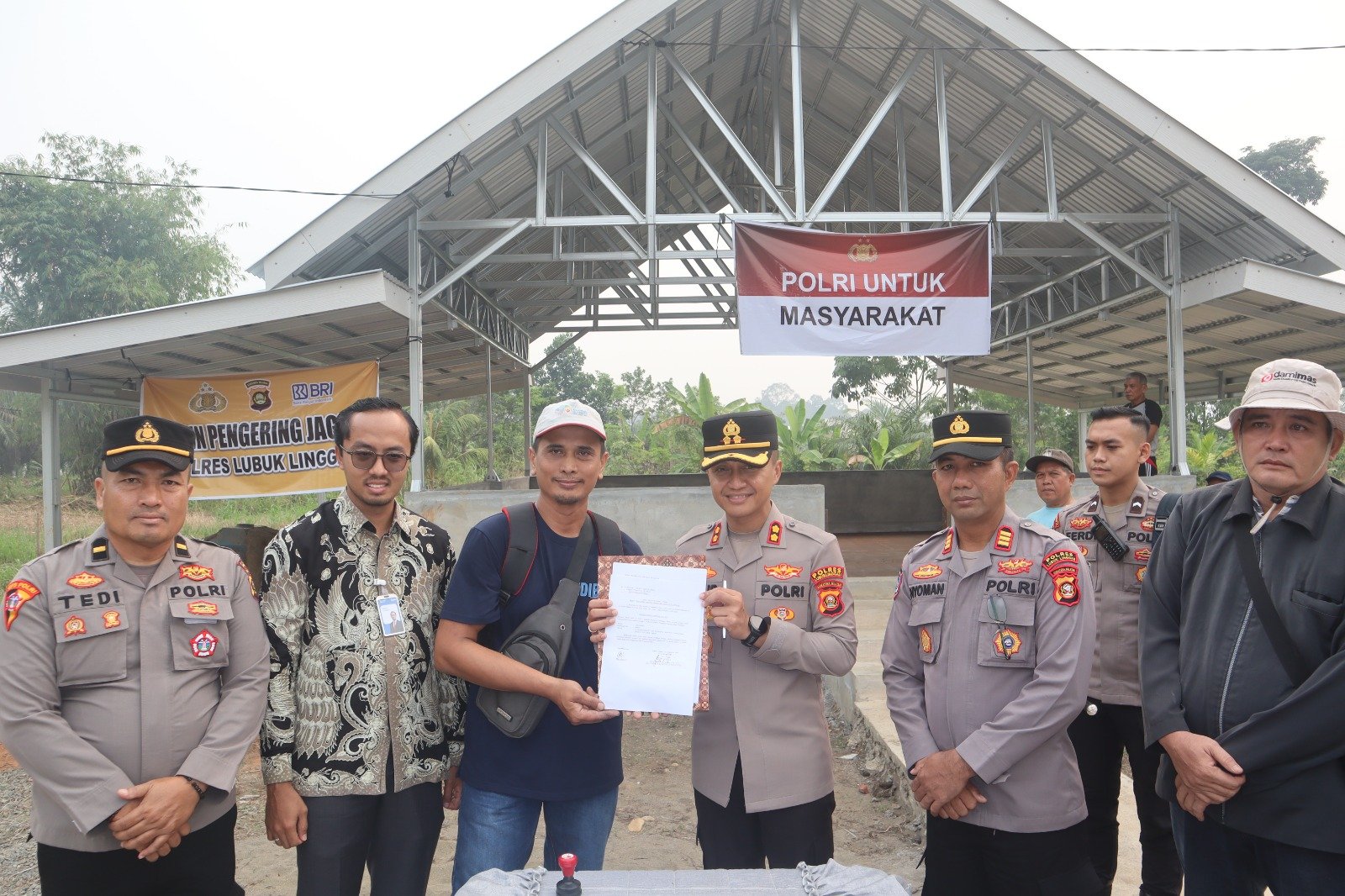 POLRES LUBUK LINGGAU BERSAMA JAJARAN PIMPINAN BRI,MENYERAH KAN ALAT MESIN PENGERING JAGUNG UNTUK KELOMPOK TANI MADANI DI KELURAHAN TABA PINGIN. 
