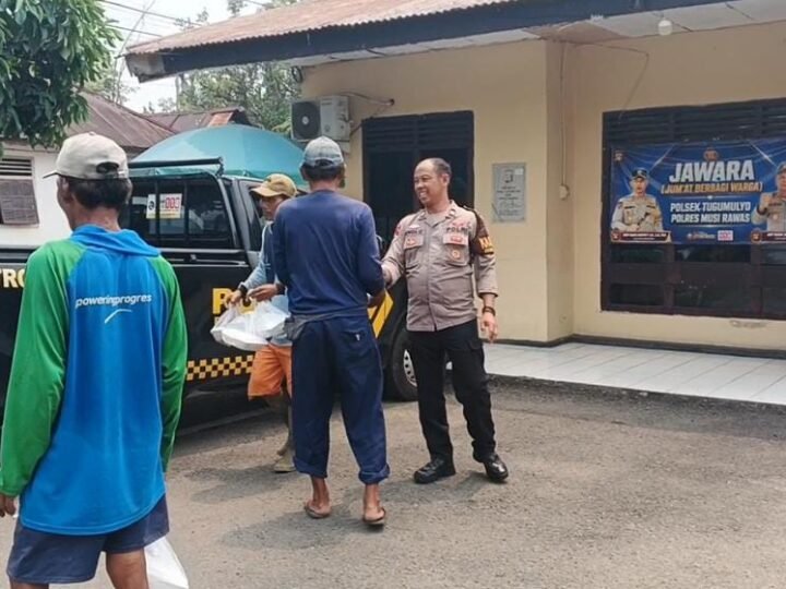 BERBAGI KEBAHAGIAAN DI HARI JUMAT,POLSEK TUGUMULYO BAGIKAN PULUHAN PAKET MAKANAN LEWAT PROGRAM “JAWARA”