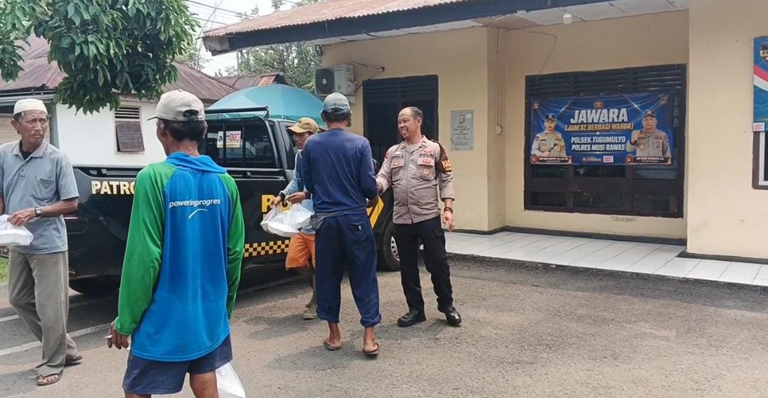 BERBAGI KEBAHAGIAAN DI HARI JUMAT,POLSEK TUGUMULYO BAGIKAN PULUHAN PAKET MAKANAN LEWAT PROGRAM “JAWARA”