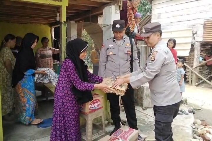 Polsek BTS Ulu Polres Musi Rawas Gerak Cepat Tangani Kebakaran, Lanjutkan Bakti Sosial dan Gotong Royong Bersama Warga