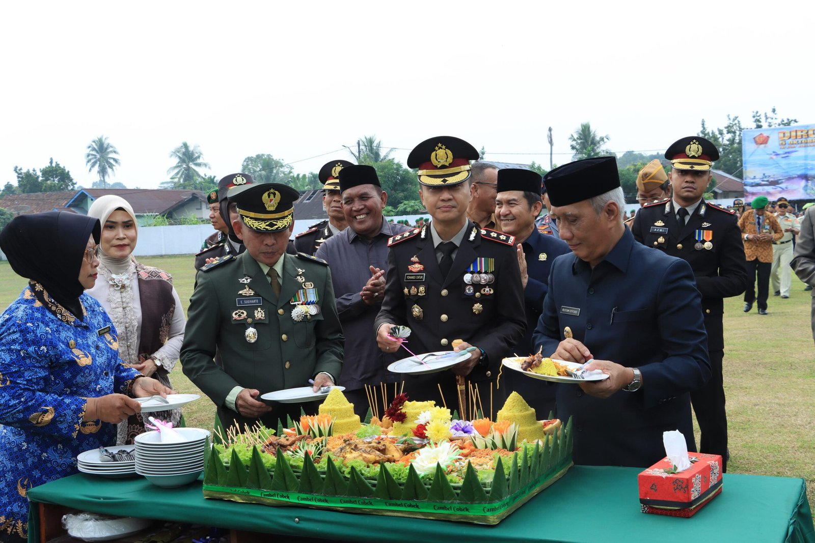 Pererat Silaturahmi Kapolres Lubuk Linggau AKBP Catur Erwin Setiawan Hadiri Upacara Peringatan HUT ke-81 TNI 