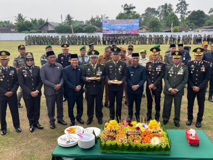 Pererat Sinergitas TNI-Polri, Wakapolres Musi Rawas Hadiri HUT ke-81 TNI dan Berikan Tumpeng 