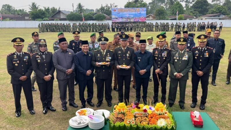 Pererat Sinergitas TNI-Polri, Wakapolres Musi Rawas Hadiri HUT ke-81 TNI dan Berikan Tumpeng