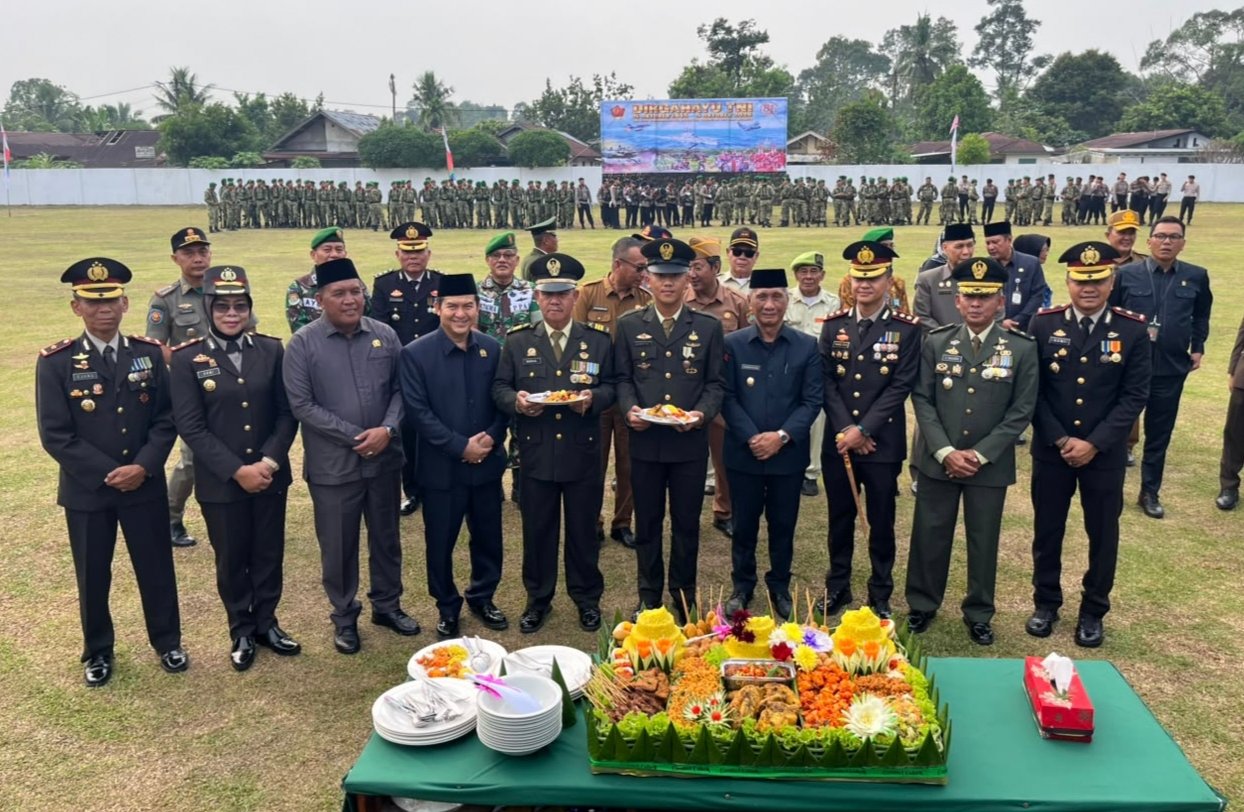 Pererat Sinergitas TNI-Polri, Wakapolres Musi Rawas Hadiri HUT ke-81 TNI dan Berikan Tumpeng