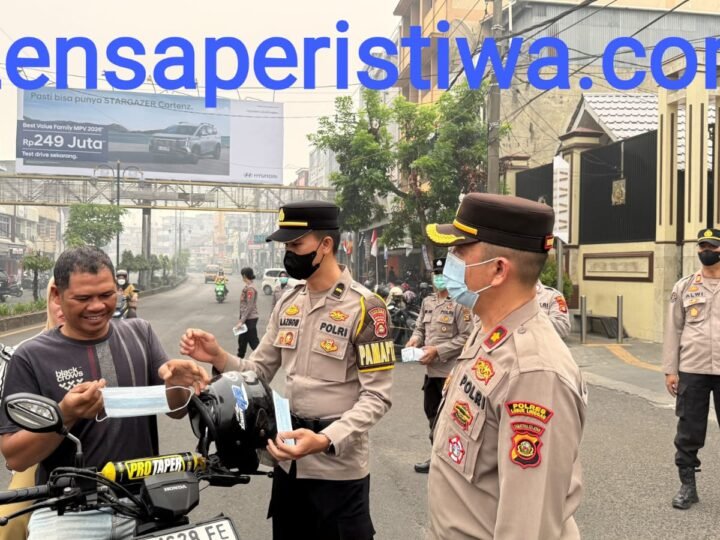 POLRES LUBUK LINGGAU MEMBAGI MASKER GRATIS BAGI MASYARAKAT YANG PENGGUNA JALAN,EFEK KONDISI KABUT ASAP SEMAKIN PEKAT MELANDA KOTA LUBUK LINGGAU