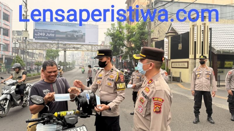 POLRES LUBUK LINGGAU MEMBAGI MASKER GRATIS BAGI MASYARAKAT YANG PENGGUNA JALAN,EFEK KONDISI KABUT ASAP SEMAKIN PEKAT MELANDA KOTA LUBUK LINGGAU
