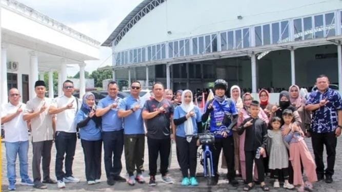 HARU DAN BANGGA, BUPATI MAYA HASMITA LEPAS SYARIPUDDIN BERSEPEDA MENUJU MEKKAH, TITIP PESAN JAGA KESEHATAN
