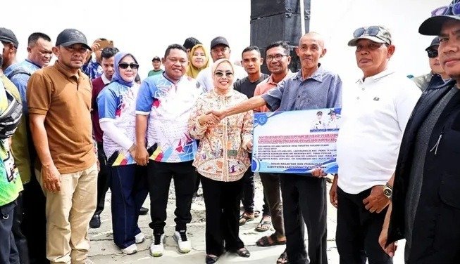 SAMBUT HUT KE-81 PEMKAB LABUHANBATU, BUPATI MAYA HASMITA DAN WABUP JAMRI SALURKAN BANSOS UNTUK WARGA PANAI HILIR