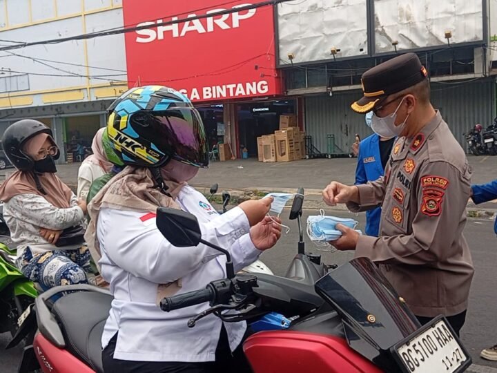 AKSI BUKTI PEDULIAN POLRES LUBUK LINGGAU DAN PMII BAGI KAN MASKER GRATIS KEPADA MASYARAKAT
