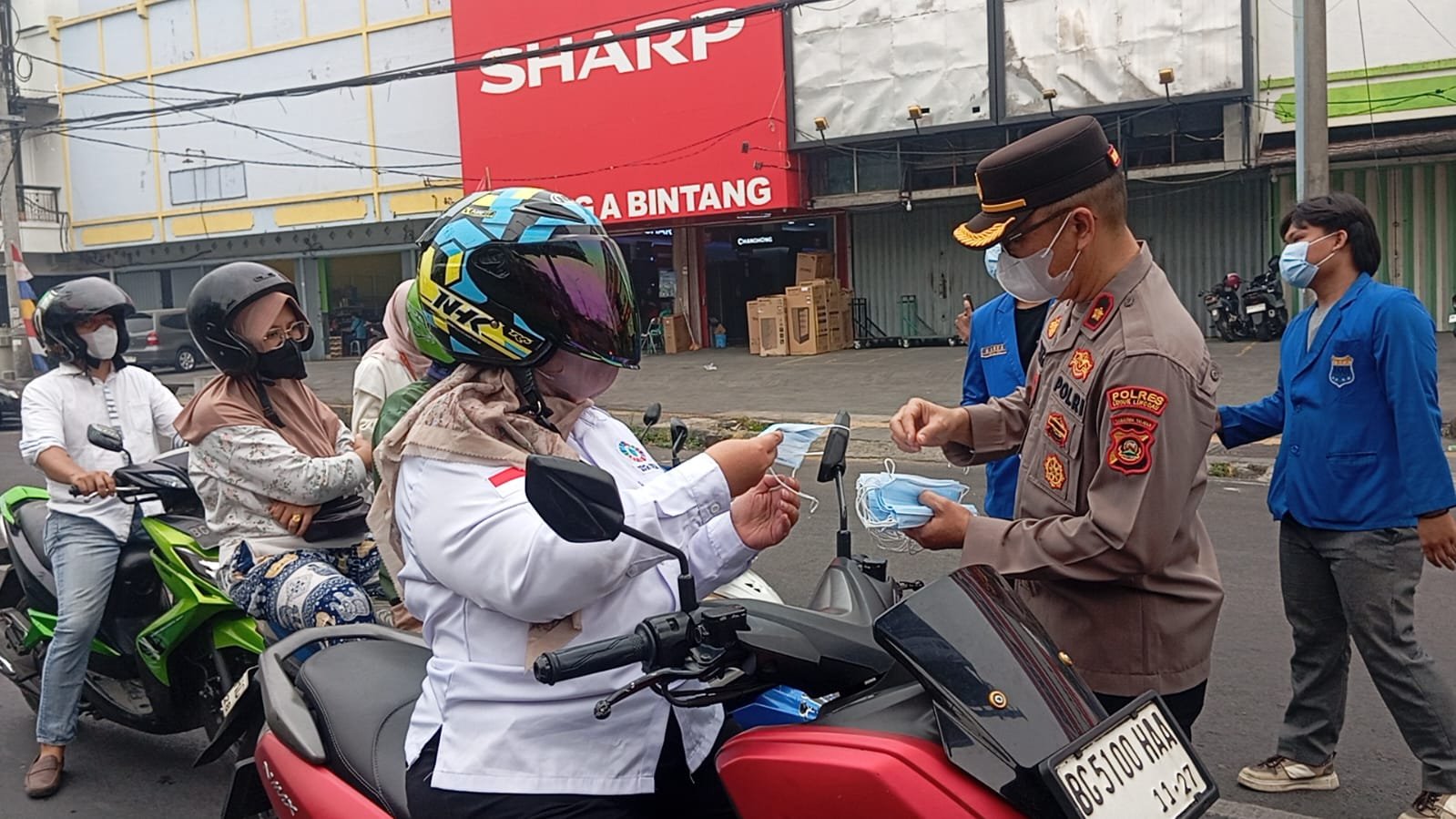 AKSI BUKTI PEDULIAN POLRES LUBUK LINGGAU DAN PMII BAGI KAN MASKER GRATIS KEPADA MASYARAKAT