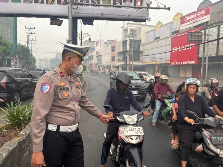 SATLANTAS POLRES LUBUK LINGGAU MEMBERI IMBAUAN KEPADA PENGENDARA NYALAKAN LAMPU KENDARAAN,DALAM KEADAAN CUACA TEBAL YA KABUT ASAP