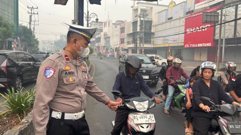 SATLANTAS POLRES LUBUK LINGGAU MEMBERI IMBAUAN KEPADA PENGENDARA NYALAKAN LAMPU KENDARAAN,DALAM KEADAAN CUACA TEBAL YA KABUT ASAP