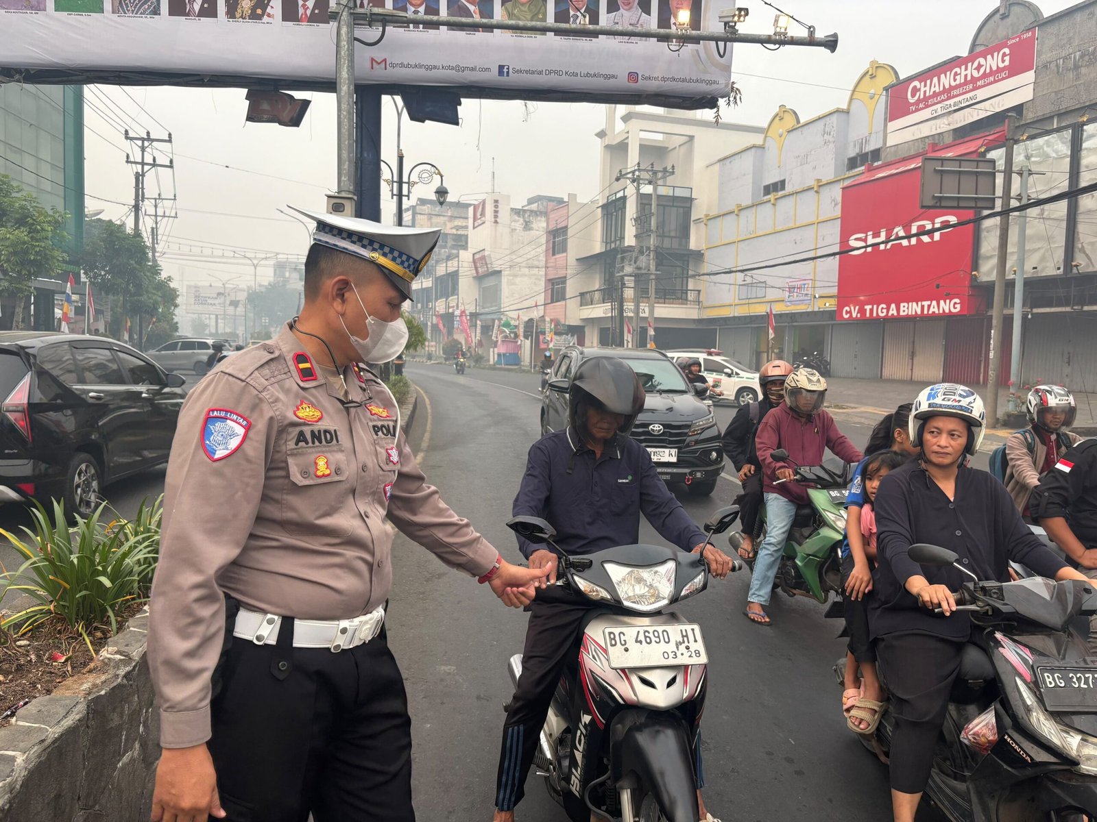 SATLANTAS POLRES LUBUK LINGGAU MEMBERI IMBAUAN KEPADA PENGENDARA NYALAKAN LAMPU KENDARAAN,DALAM KEADAAN CUACA TEBAL YA KABUT ASAP