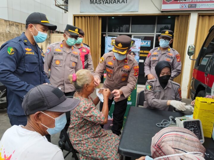 POLRES LUBUK LINGGAU MELAKUKAN KEGIATAN SOSIAL BERUPA BAGI MASKER GRATIS DAN PEMERIKSAAN KESEHATAN GRATIS,DALAM KONDISI ASAP YANG MASIH TEBAL