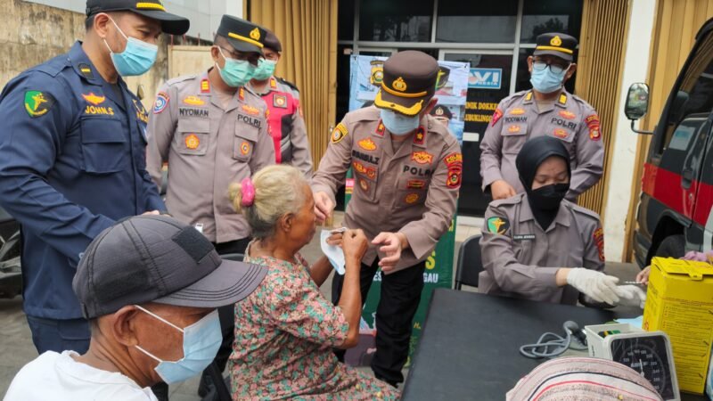 POLRES LUBUK LINGGAU MELAKUKAN KEGIATAN SOSIAL BERUPA BAGI MASKER GRATIS DAN PEMERIKSAAN KESEHATAN GRATIS,DALAM KONDISI ASAP YANG MASIH TEBAL