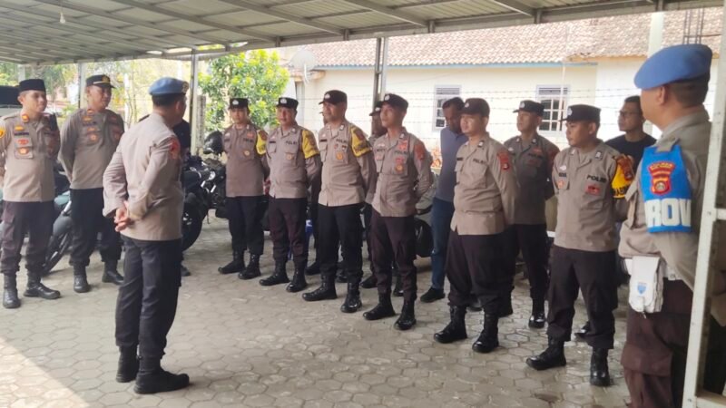 TINGKATKAN DISIPLIN DAN PROFESIONAL PERSONEL,KAPOLRES MUSI RAWAS CEK TAMPANG DAN KELENGKAPAN PERSONEL POLSEK MUARA BELITI