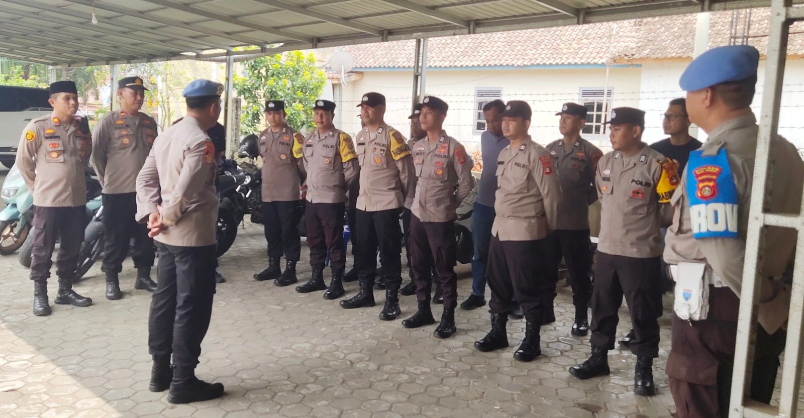 TINGKATKAN DISIPLIN DAN PROFESIONAL PERSONEL,KAPOLRES MUSI RAWAS CEK TAMPANG DAN KELENGKAPAN PERSONEL POLSEK MUARA BELITI