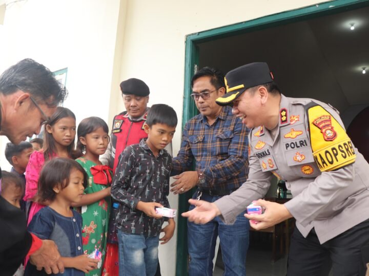 KAPOLRES MUSI RAWAS PIMPIN IBADAH MINGGU KASIH DAN AKSI SOSIAL DI GKII SUKU ANAK DALAM DI DESA SUKARAYA