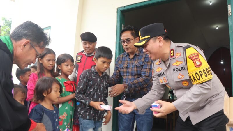 KAPOLRES MUSI RAWAS PIMPIN IBADAH MINGGU KASIH DAN AKSI SOSIAL DI GKII SUKU ANAK DALAM DI DESA SUKARAYA