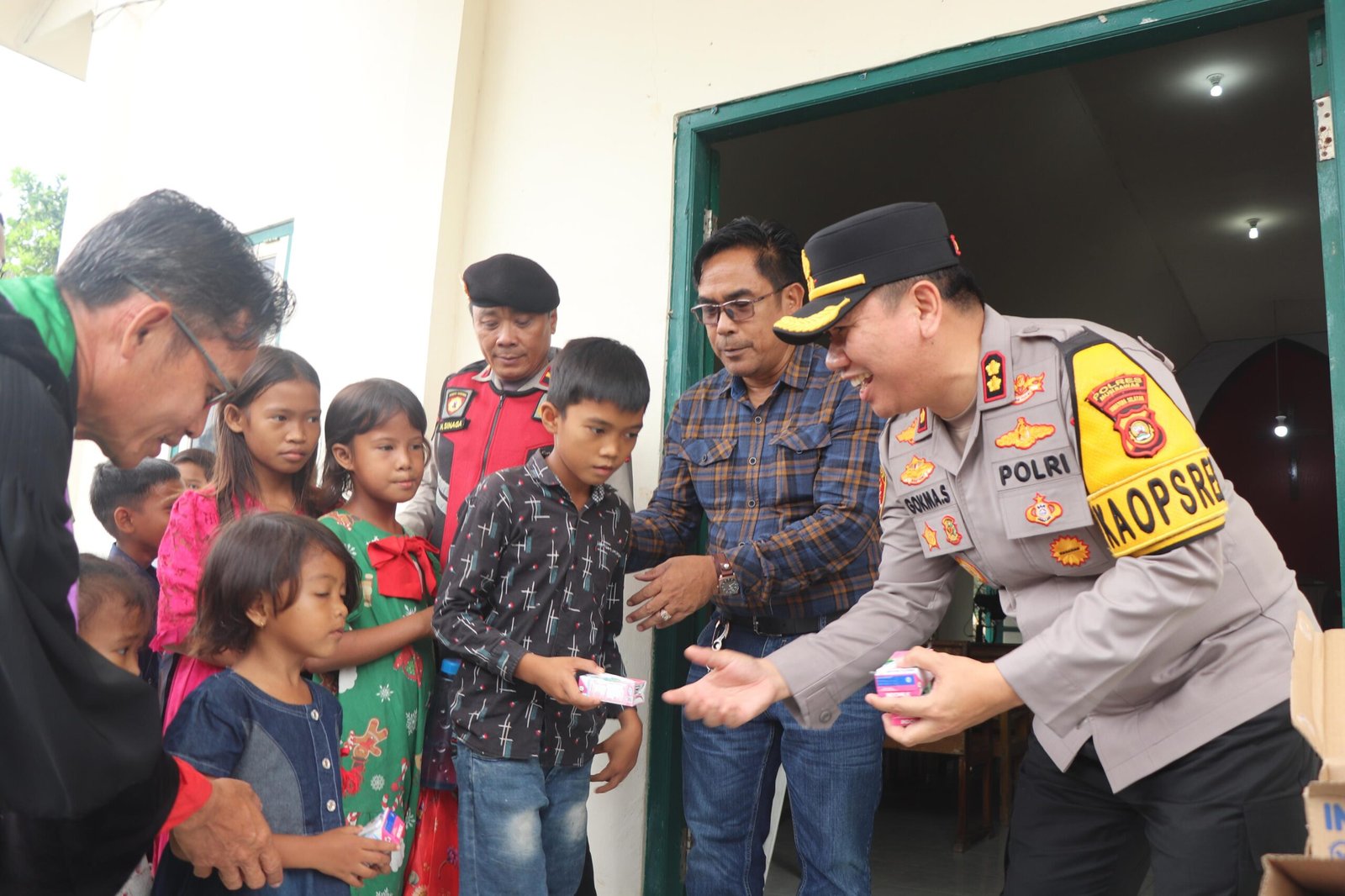 KAPOLRES MUSI RAWAS PIMPIN IBADAH MINGGU KASIH DAN AKSI SOSIAL DI GKII SUKU ANAK DALAM DI DESA SUKARAYA