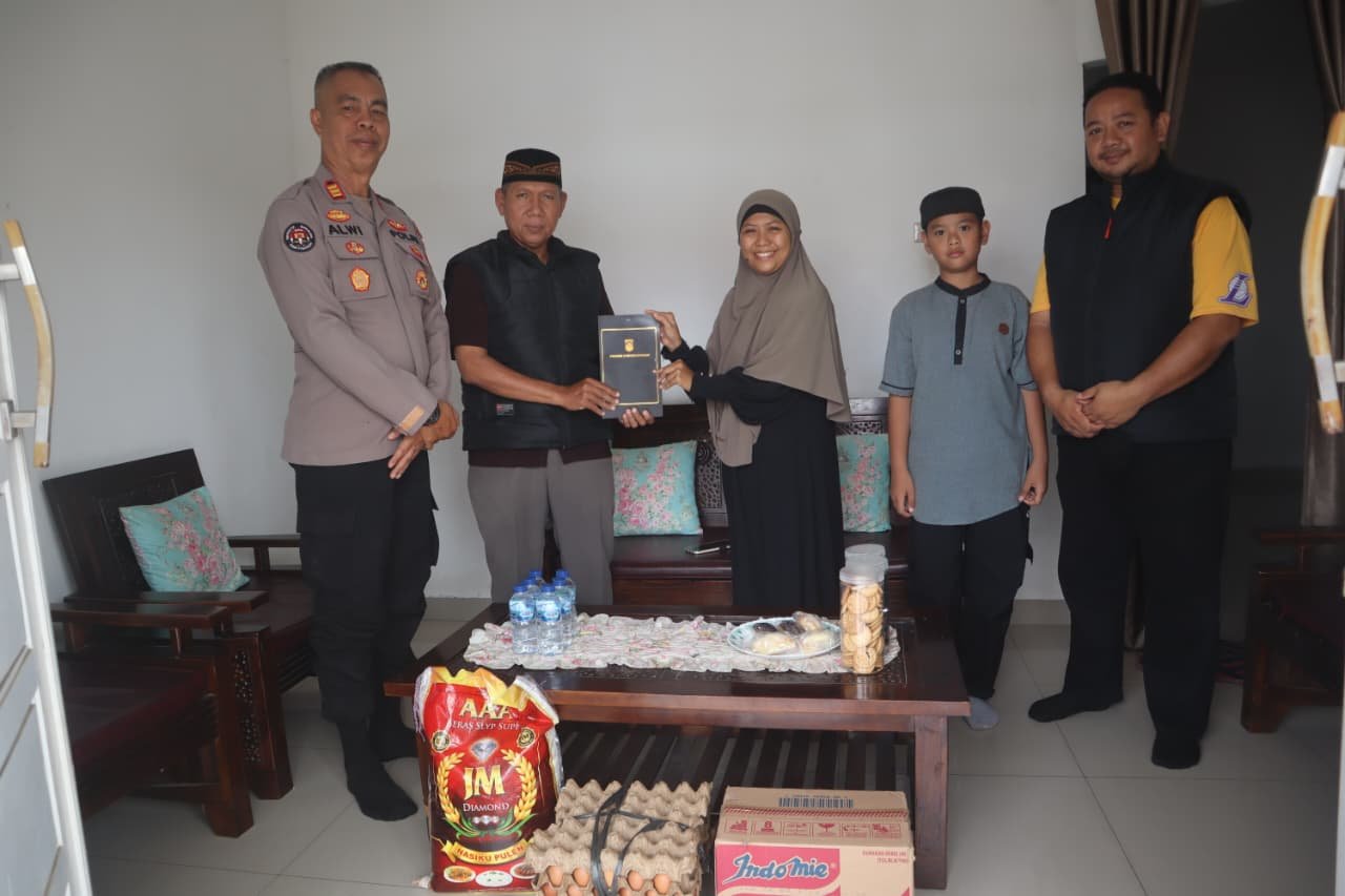 MEMPERINGATI HUT KE-75 HUMAS POLRI,POLRES LUBUK LINGGAU BERBAGI BAKTI SOSIAL DAN SILATURAHMI KE PANTI ASUHAN