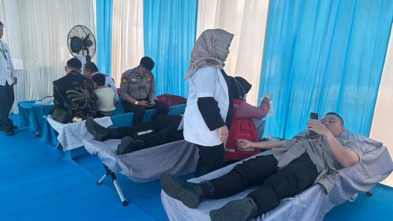 WUJUD PEDULI POLRES LUBUK LINGGAU KEPADA MASYARAKAT,KAPOLRES LUBUK LINGGAU IKUT DONOR DARAH DALAM RANGKA MEMPERINGATI HUT HUMAS KE-75 DAN KUMPULKAN 25 KANTONG DARAH