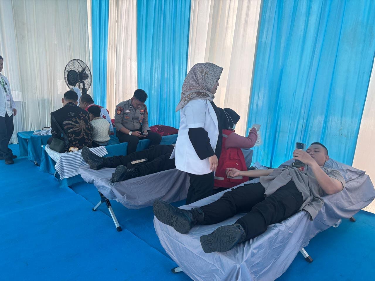 WUJUD PEDULI POLRES LUBUK LINGGAU KEPADA MASYARAKAT,KAPOLRES LUBUK LINGGAU IKUT DONOR DARAH DALAM RANGKA MEMPERINGATI HUT HUMAS KE-75 DAN KUMPULKAN 25 KANTONG DARAH