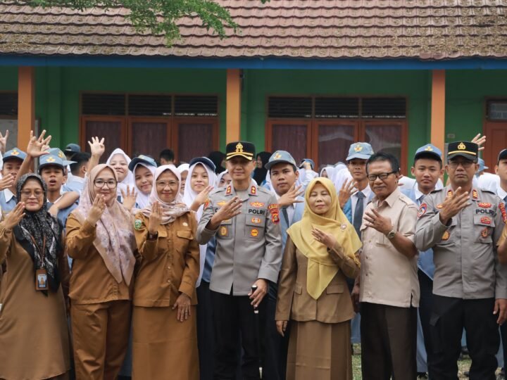Dukung Program Unggulan Kapolri Personil Polsek Timur Polres Lubuklinggau Terjun ke Sekolah Berikan Pengamanan Sekaligus Pembinaan