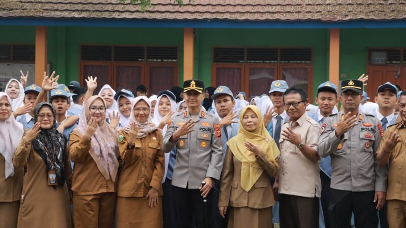 Dukung Program Unggulan Kapolri Personil Polsek Timur Polres Lubuklinggau Terjun ke Sekolah Berikan Pengamanan Sekaligus Pembinaan