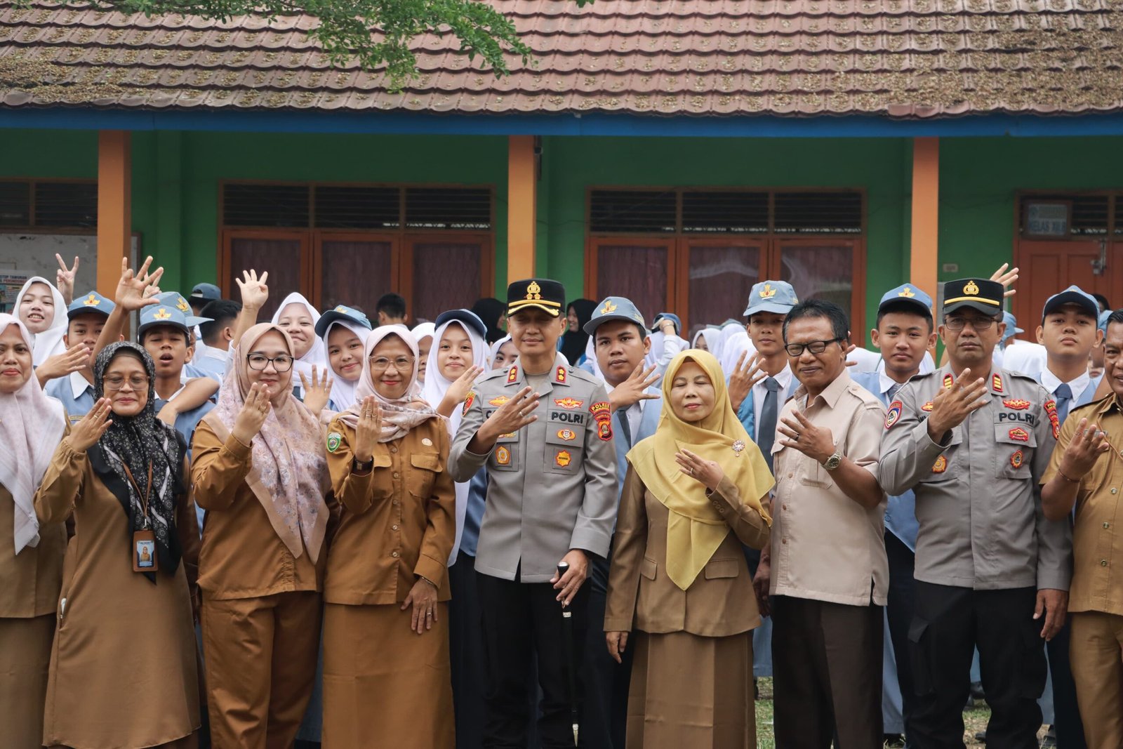 Dukung Program Unggulan Kapolri Personil Polsek Timur Polres Lubuklinggau Terjun ke Sekolah Berikan Pengamanan Sekaligus Pembinaan