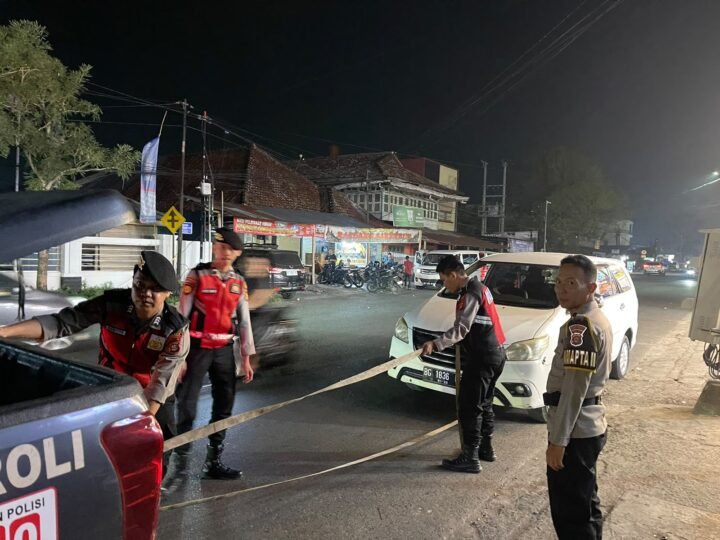Personel Patroli Sat Samapta Polres Lubuk Linggau Tidak Hanya Memberikan Pengamanan di Lokasi, Tetapi Turun Tangan Mendorong Mobil ke Tempat yang Lebih Aman 