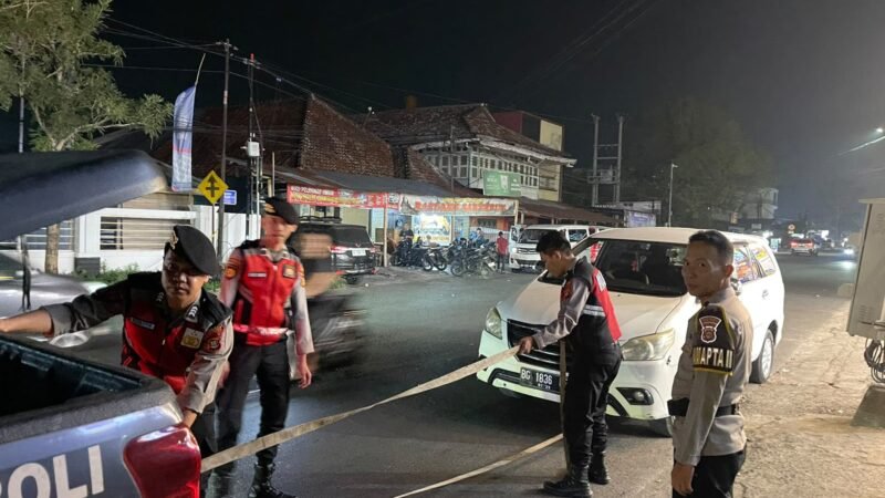 Personel Patroli Sat Samapta Polres Lubuk Linggau Tidak Hanya Memberikan Pengamanan di Lokasi, Tetapi Turun Tangan Mendorong Mobil ke Tempat yang Lebih Aman