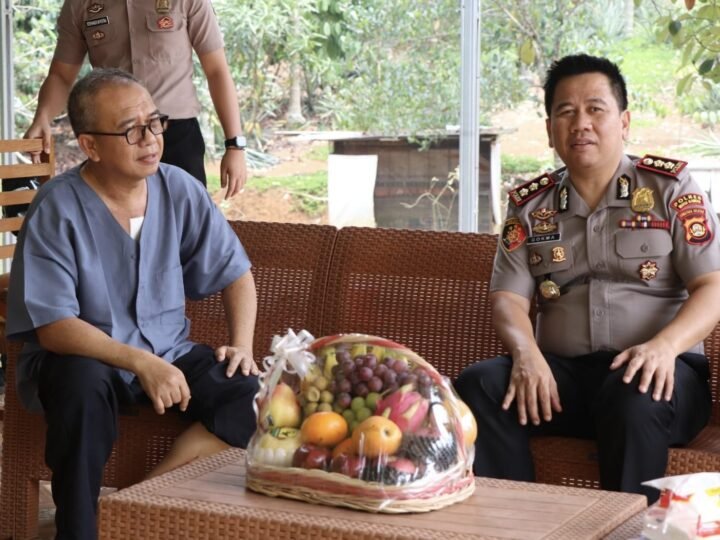 Bentuk Kepedulian Serta Perhatian Pemimpin, Kapolres Musi Rawas Besuk Personel Sakit