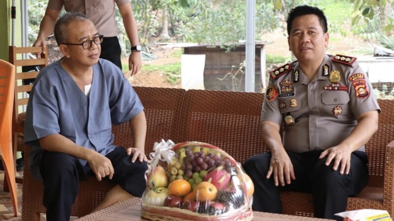 Bentuk Kepedulian Serta Perhatian Pemimpin, Kapolres Musi Rawas Besuk Personel Sakit