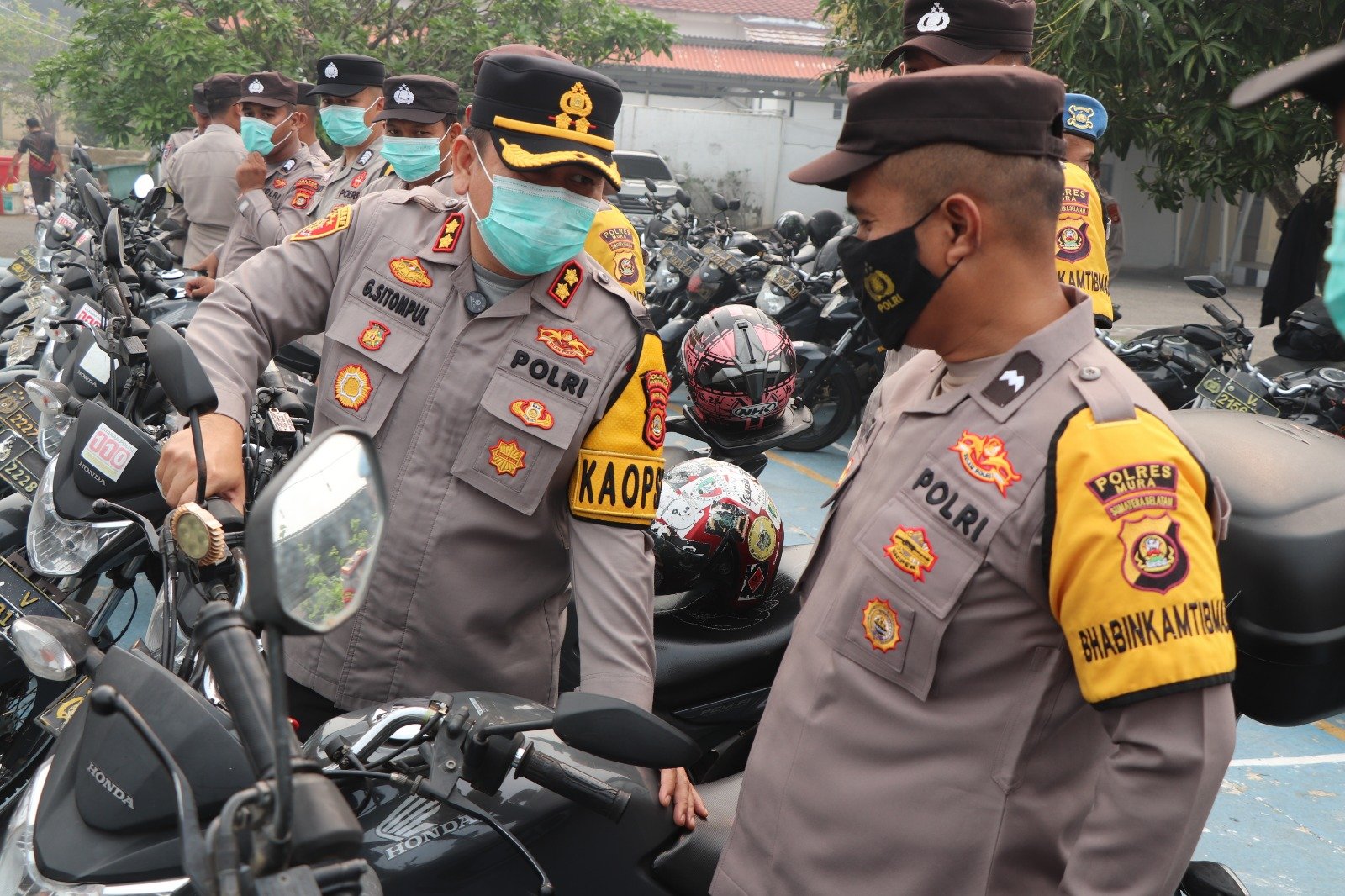 TEKANKAN KESIAPSIAGAAN DAN KEPATUHAN SOP, KAPOLRES MUSI RAWAS CEK KENDARAAN DINAS DAN SENPI PERSONEL