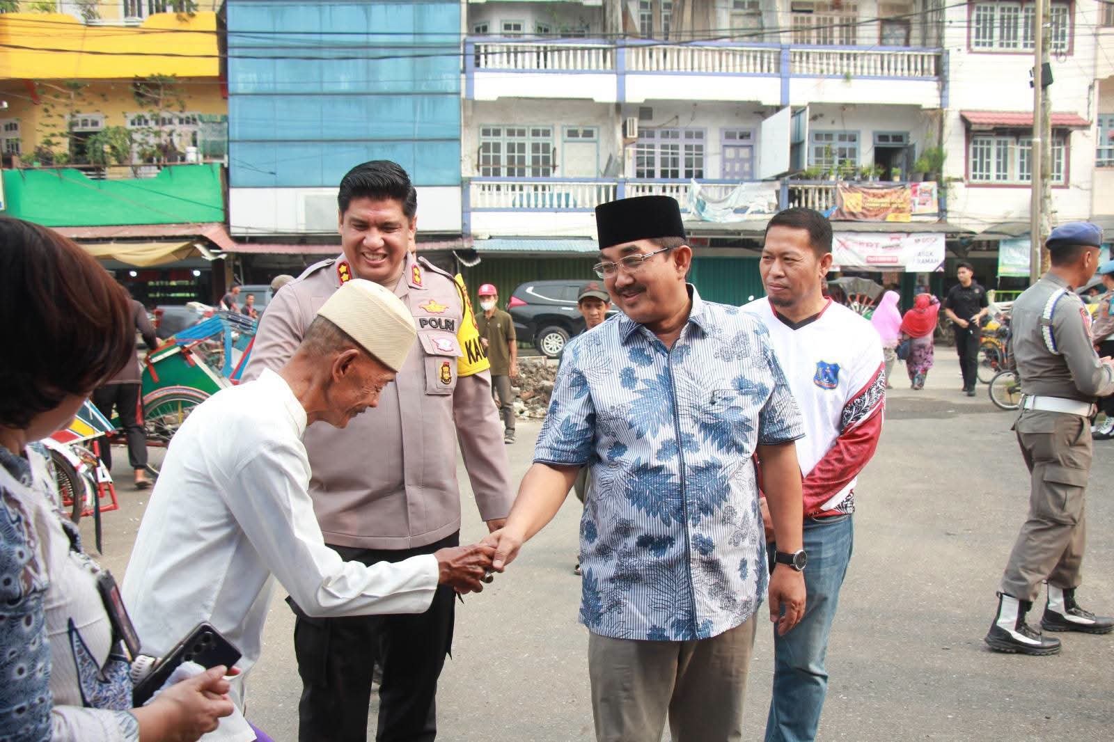 Jumat Berbagi, Bupati Anwar Sadat Sarapan dan Berdialog Langsung Bersama Masyarakat