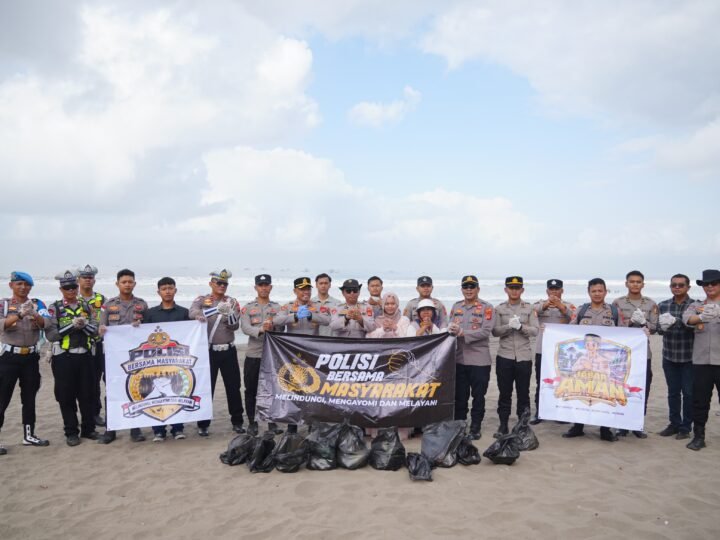 Jaga Kelestarian Lingkungan, Personel Polres Pangandaran Gelar Aksi Bersih Pantai Barat