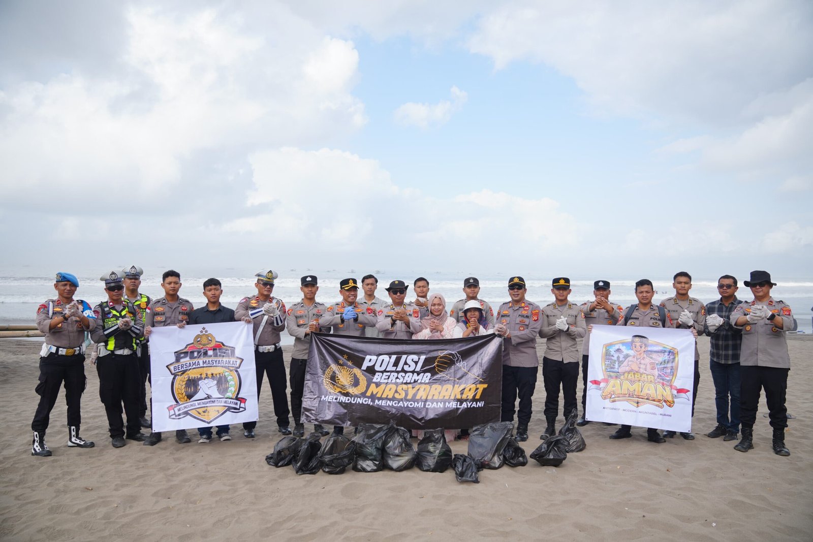 Jaga Kelestarian Lingkungan, Personel Polres Pangandaran Gelar Aksi Bersih Pantai Barat